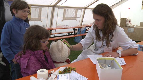 alma_93_ann-kathrin müller mit patienten.jpg