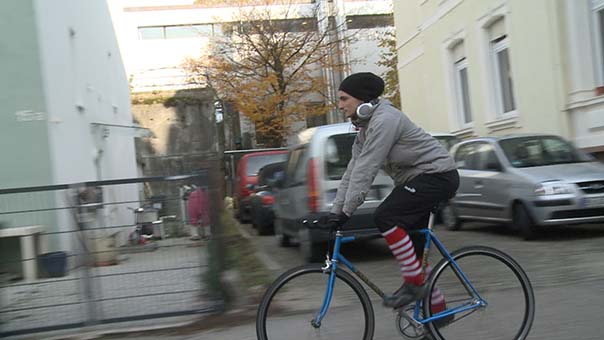 jakob wagner als fahrradkurier unterwegs.jpg