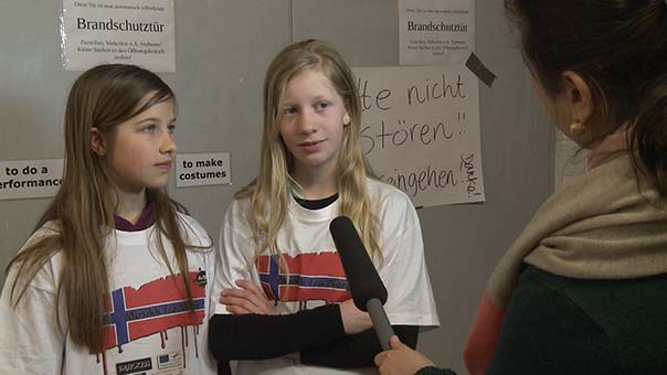 darstellerinnen jana und tabea (r.) im gespräch mit uni.tv.jpg