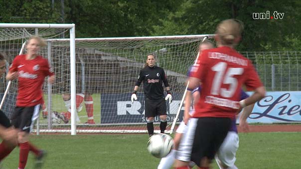 sc freiburg torhüterin laura benkarth.jpg