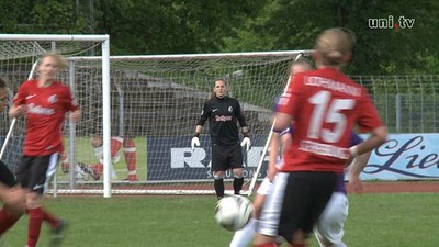 SC Freiburg Torhüterin Laura Benkarth.jpg